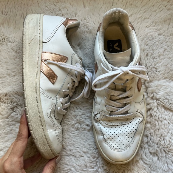 Veja Women's V-10 Sneakers - EXTRA-WHITE PLATINE - Picture 1 of 12